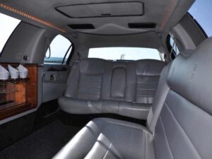 Luxusní interiér limuzíny Lincoln v Brně se světlým koženým sezením a minibarem