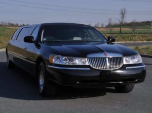 Luxusní černá limuzína Lincoln v Brně připravená k pronájmu