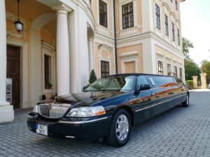 Černá limuzína Lincoln v Praze zaparkovaná před historickou budovou připravená na luxusní pronájem