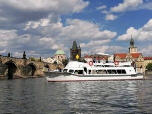 Plavba na party lodi se striptýzem v centru Prahy u Karlova mostu