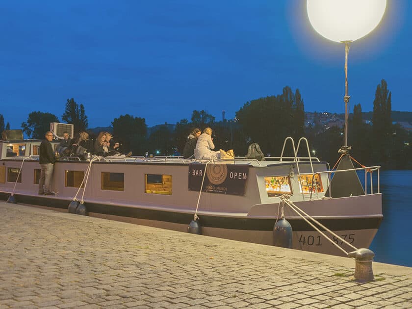 striptýz na lodi, striptérka na lodi