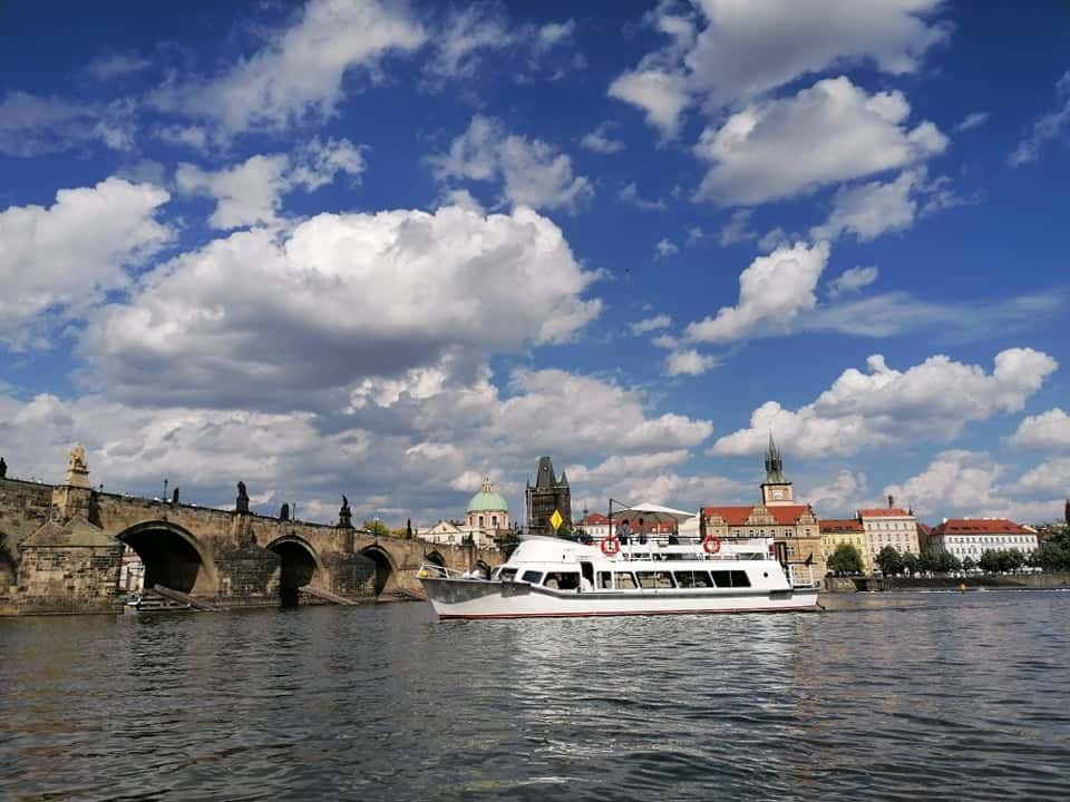 striptýz na lodi, striptýz na Vltavě, pronájem lodi