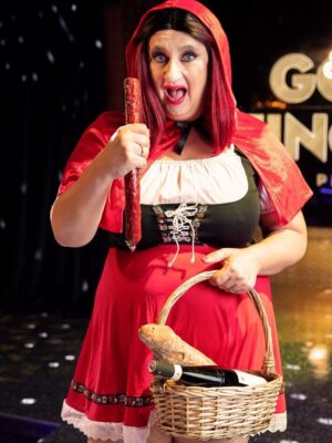 Striptérka Bety XXL v kostýmu Červené karkulky s košíkem a klobásou