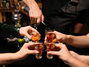 Přípitek panáky při rozlučce v tanečním klubu