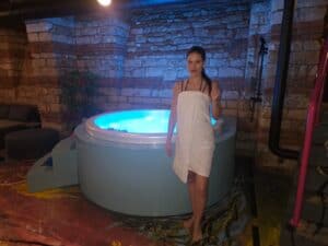 Striptérka Debie ve wellness u vířivky