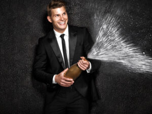 Striptér na privátní akci otevírá šampaňské pro dámskou společnost