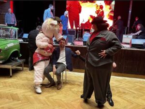 Striptérka v kostýmu objemné mafiánky předvádí humornou část show Tlustá nebo hubená 2 v 1 na narozeninové akci