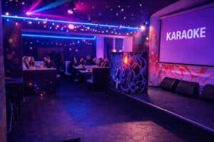 Stage pro karaoke ve friendly karaoke baru v centru Prahy