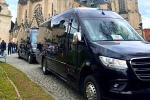 Limuzínový mini party bus zaparkovaný u katedrály v Olomouci