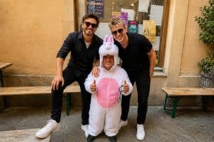 Malý Zdeněk v kostýmu králíčka se dvěma účastníky rozlučky se svobodou v Praze