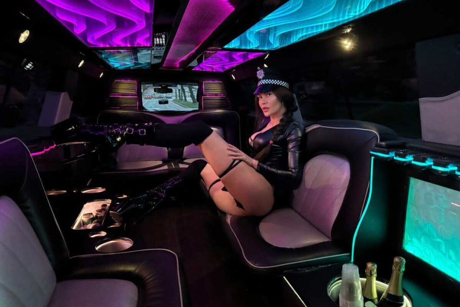 Tanečnice Debie v limuzíně během sexy show