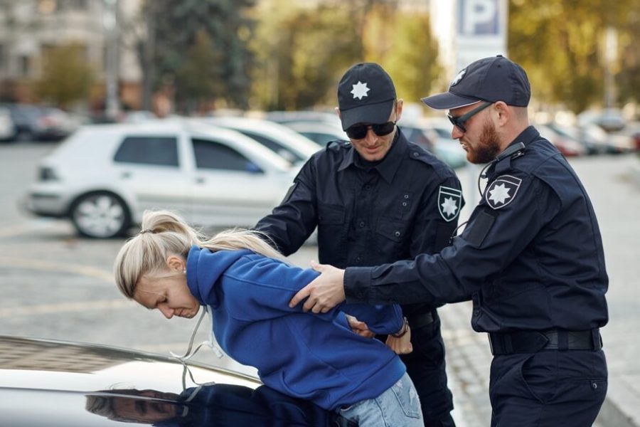 Policejní zatčení na dámské rozlučce se svobodou v podání striptéra v uniformě
